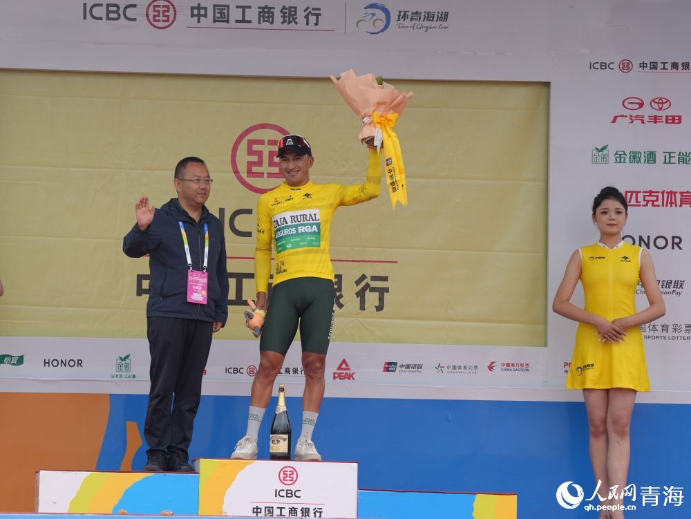 西班牙農(nóng)業(yè)銀行車隊(duì)42號(hào)赫費(fèi)爾松-阿爾韋羅-塞佩達(dá)獲得黃杉。人民網(wǎng) 陳明菊攝