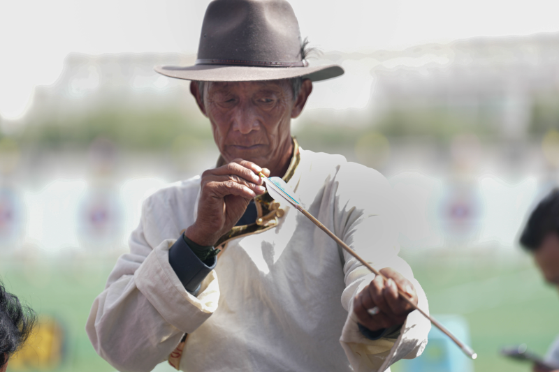 選手在檢視弓箭。謝尹廷攝