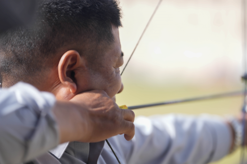 選手聚精會神瞄準。謝尹廷攝 圖七 選手和裁判檢視箭靶。謝尹廷攝