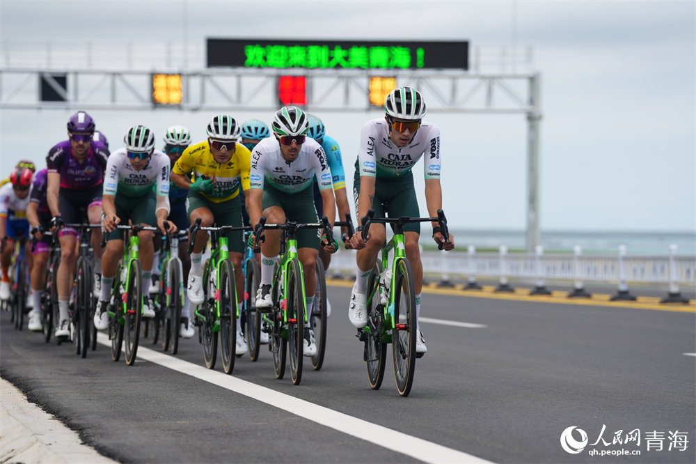 環(huán)湖賽從青海湖畔駛過。人民網(wǎng) 陳明菊攝