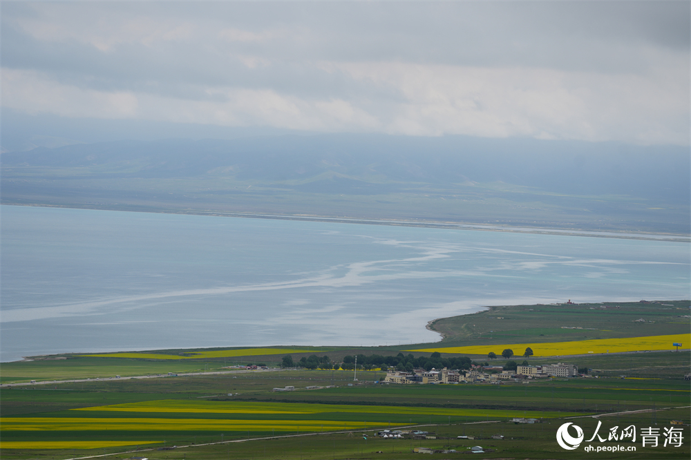 碧波蕩漾青海湖。人民網(wǎng) 陳明菊攝