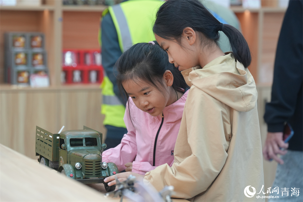 小小游客參觀原子城文創(chuàng)產(chǎn)品。人民網(wǎng) 陳明菊攝