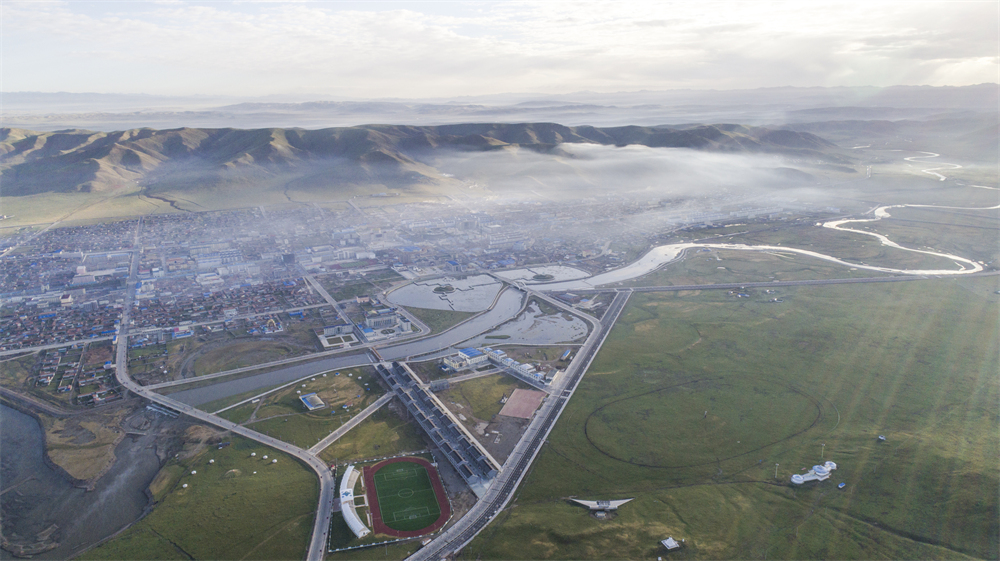 清晨的河南縣城。河南縣委宣傳部供圖