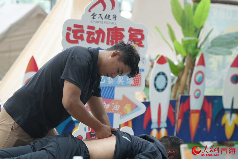 市民體驗(yàn)運(yùn)動(dòng)康復(fù)。人民網(wǎng) 陳明菊攝