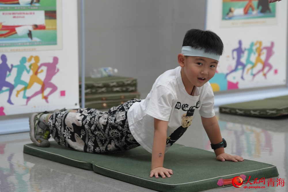 小朋友挑戰(zhàn)體能訓(xùn)練。人民網(wǎng) 陳明菊攝