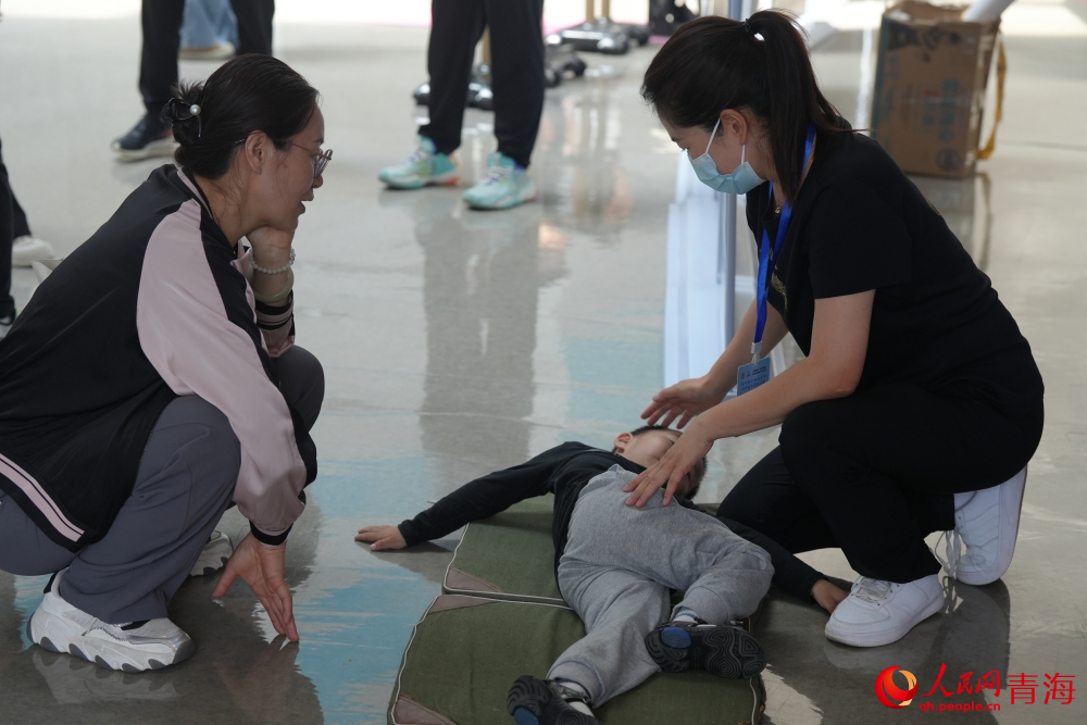 教練實(shí)地指導(dǎo)健康運(yùn)動(dòng)。人民網(wǎng) 陳明菊攝