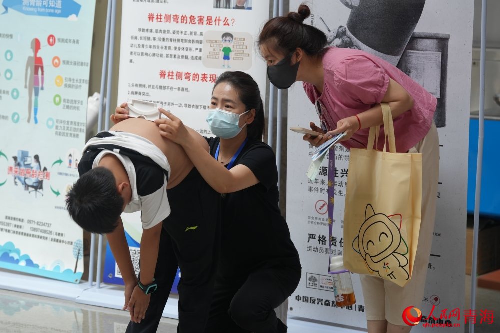 脊柱側(cè)彎檢查。人民網(wǎng) 陳明菊攝