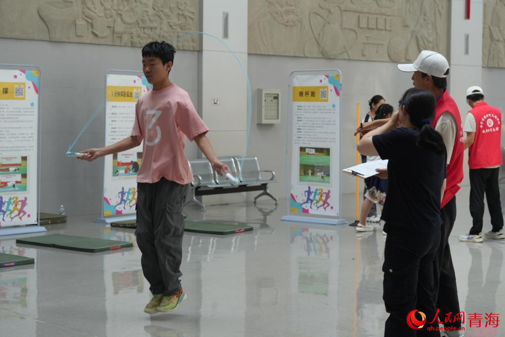 科學(xué)指導(dǎo)體能挑戰(zhàn)。人民網(wǎng) 陳明菊攝