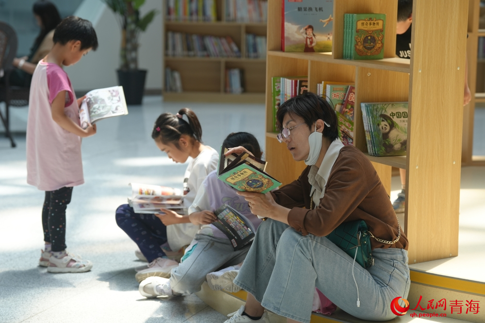 青海省科學(xué)技術(shù)館閱讀區(qū)。人民網(wǎng) 陳明菊攝