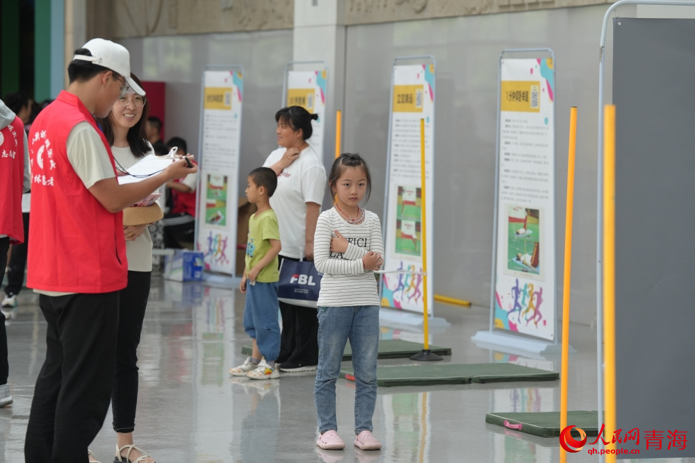 科學(xué)指導(dǎo)體能挑戰(zhàn)。人民網(wǎng) 陳明菊攝