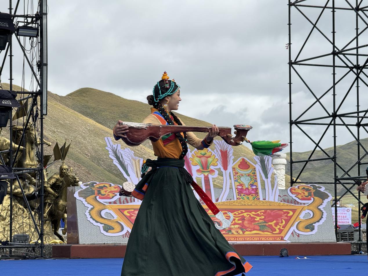 開幕式上文藝表演。甘德縣委宣傳部供圖