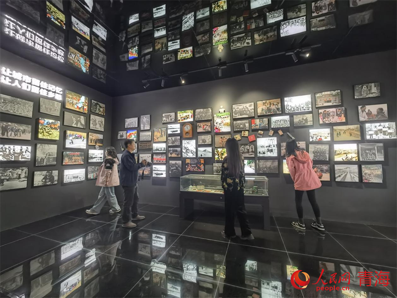 展館內(nèi)的老照片引人駐足。人民網(wǎng) 馬可欣攝