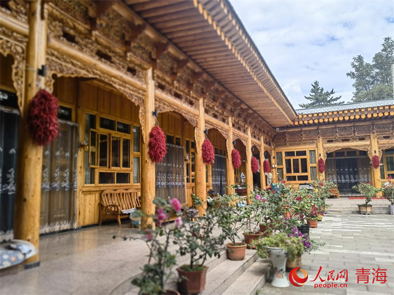 循化縣農(nóng)家院中串串火紅的線辣椒。人民網(wǎng) 馬可欣攝