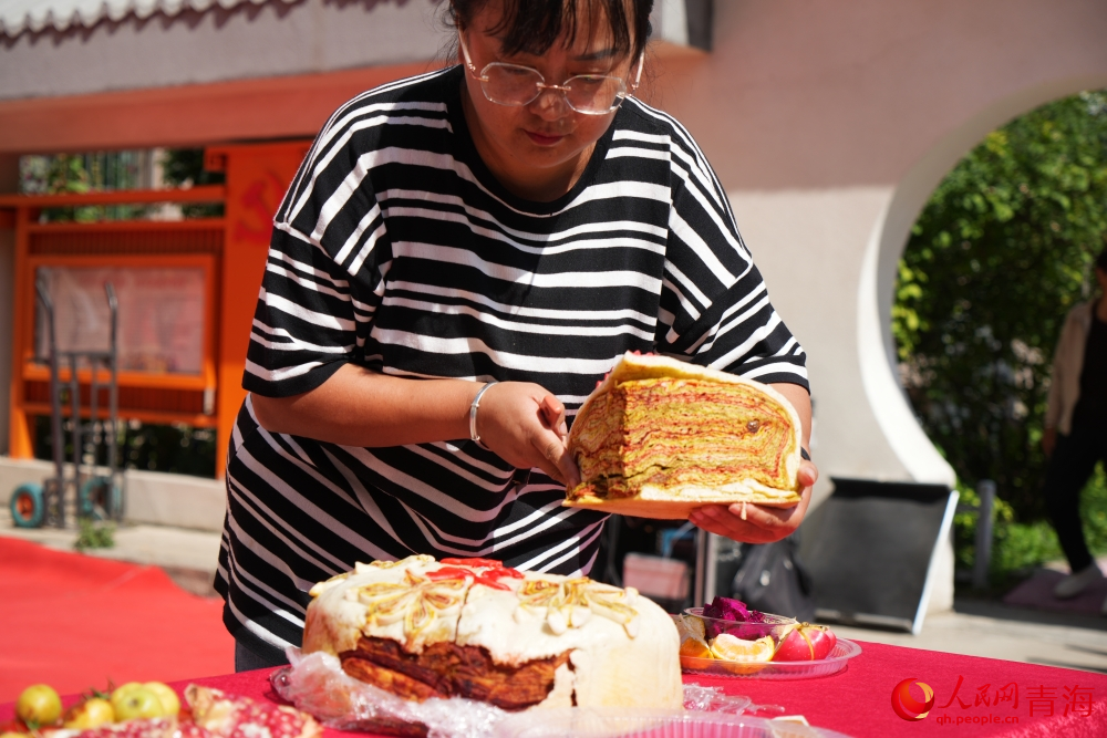 青海特色大月餅。人民網(wǎng) 陳明菊攝