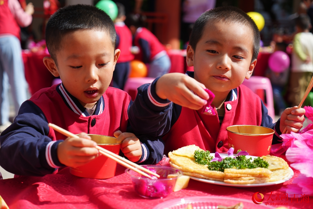 邊吃邊玩的小朋友們。人民網(wǎng) 陳明菊攝