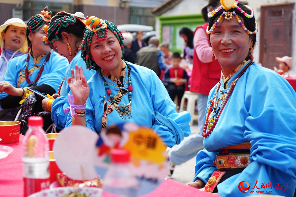 即將上場表演節(jié)目的藏族群眾。人民網(wǎng) 陳明菊攝