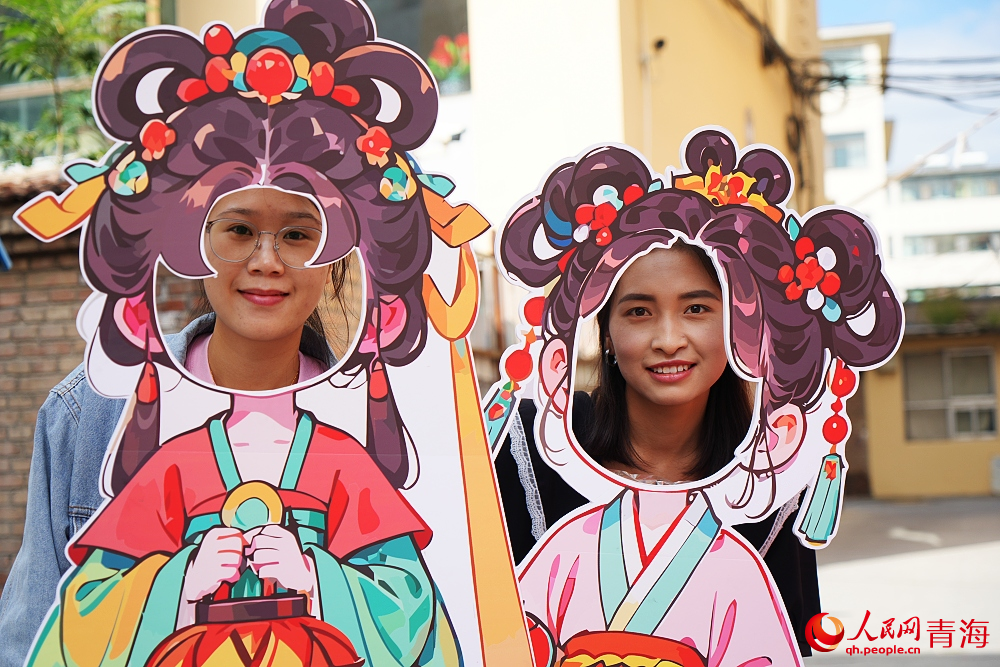 社區(qū)居民打卡趣味中秋小游戲。人民網(wǎng) 陳明菊攝