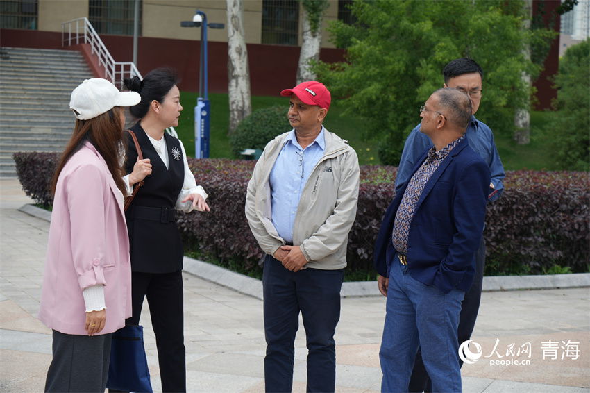 尼泊爾媒體團(tuán)漫步在校園。人民網(wǎng) 陳明菊攝