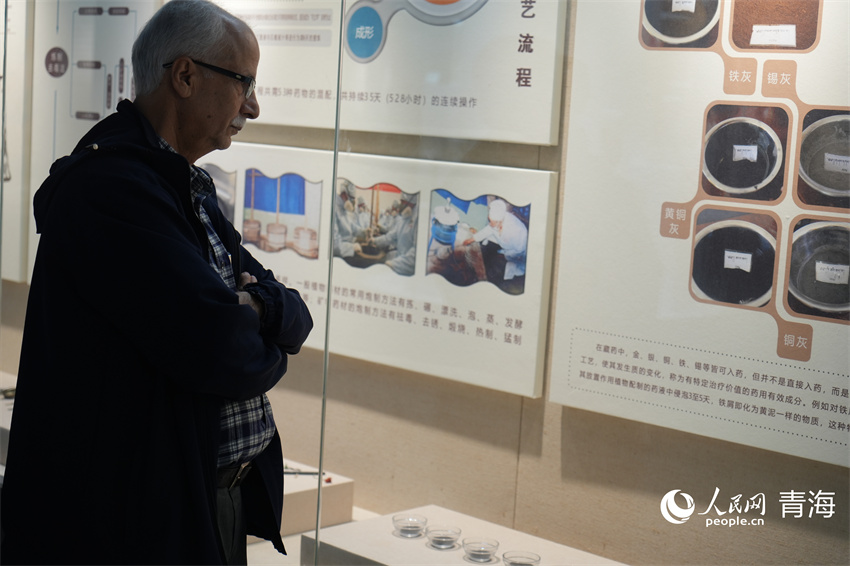 尼泊爾媒體團(tuán)參觀青海大學(xué)藏醫(yī)藥博物館。人民網(wǎng) 陳明菊攝