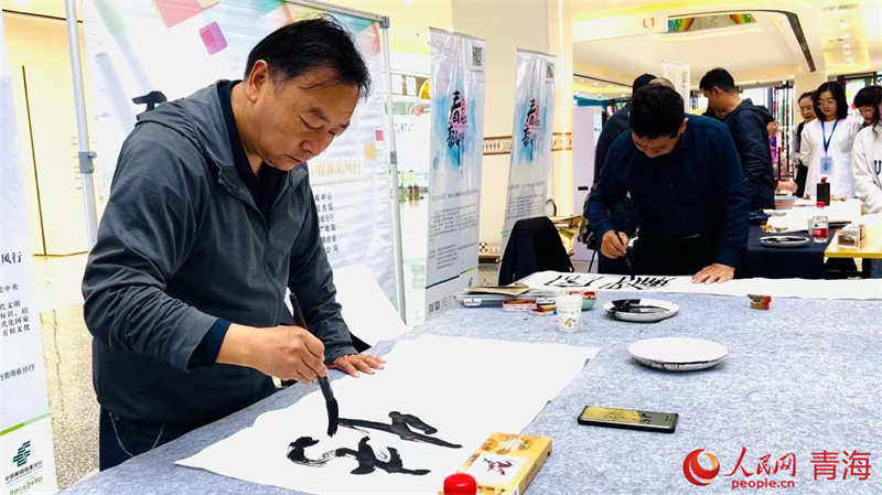 書畫家們現(xiàn)場(chǎng)創(chuàng)作。人民網(wǎng) 顧斐菲攝