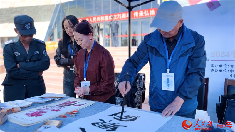 書畫家們現(xiàn)場(chǎng)創(chuàng)作。人民網(wǎng) 顧斐菲攝