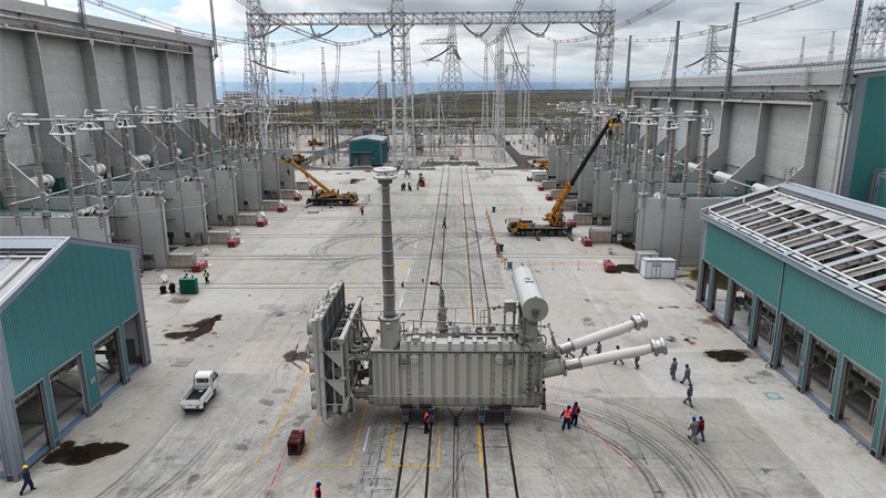 ±800千伏特高壓青南換流站開(kāi)展換流變壓器更換工作。張朋攝