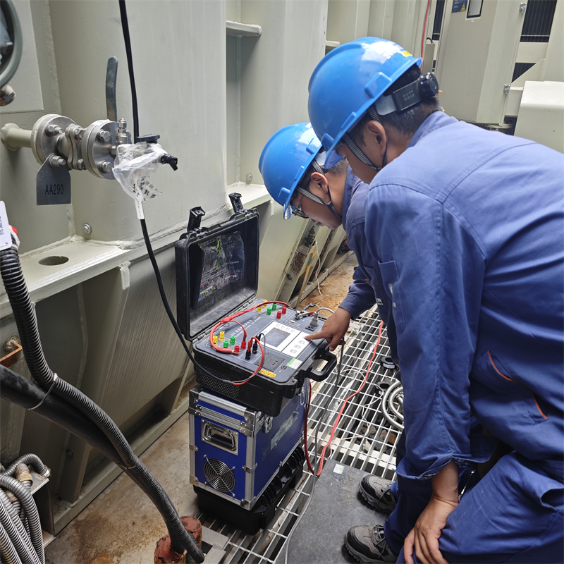 ±800千伏特高壓青南換流站開(kāi)展換流變壓器更換工作。張朋攝