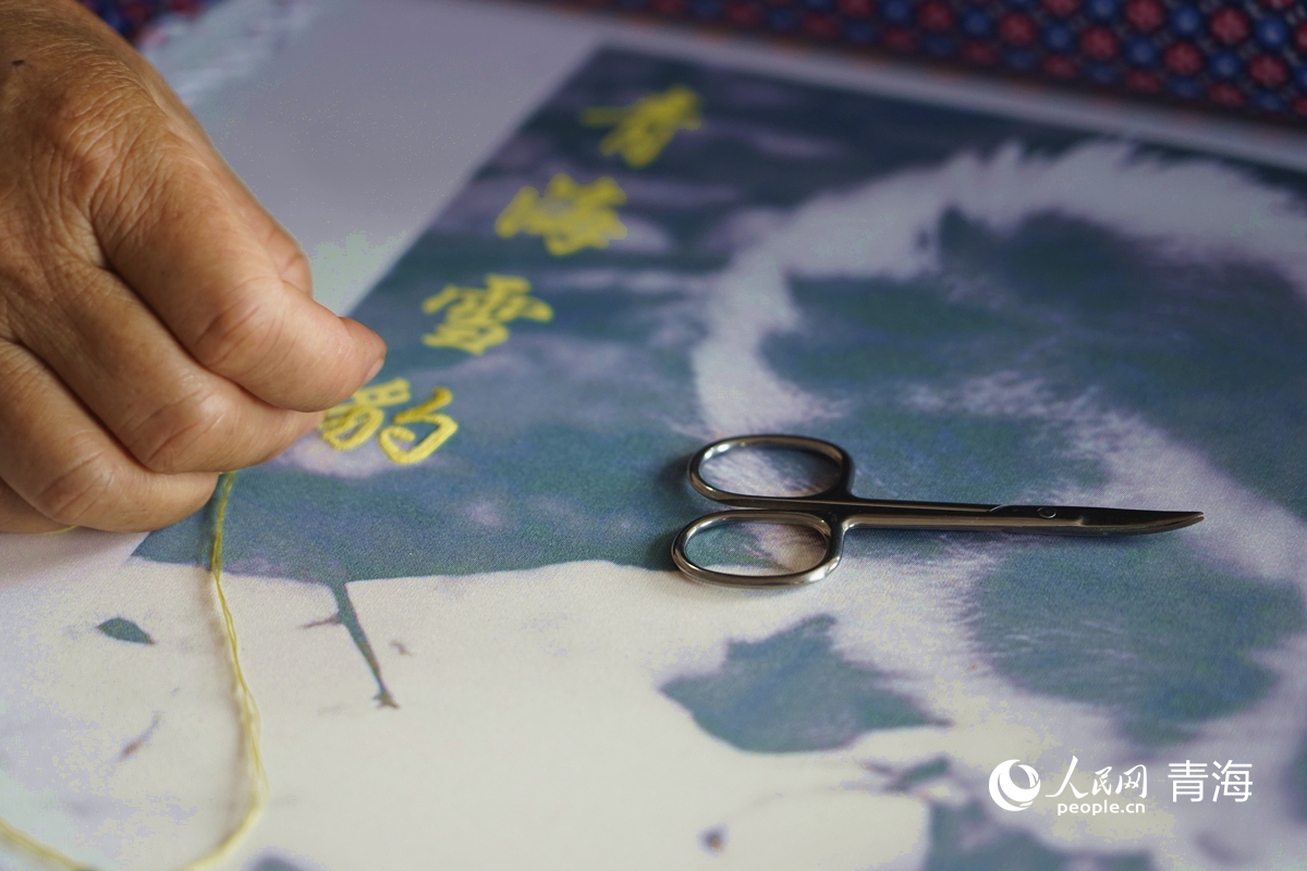 撒拉族婦女正在刺繡。人民網(wǎng)記者 楊啟紅攝