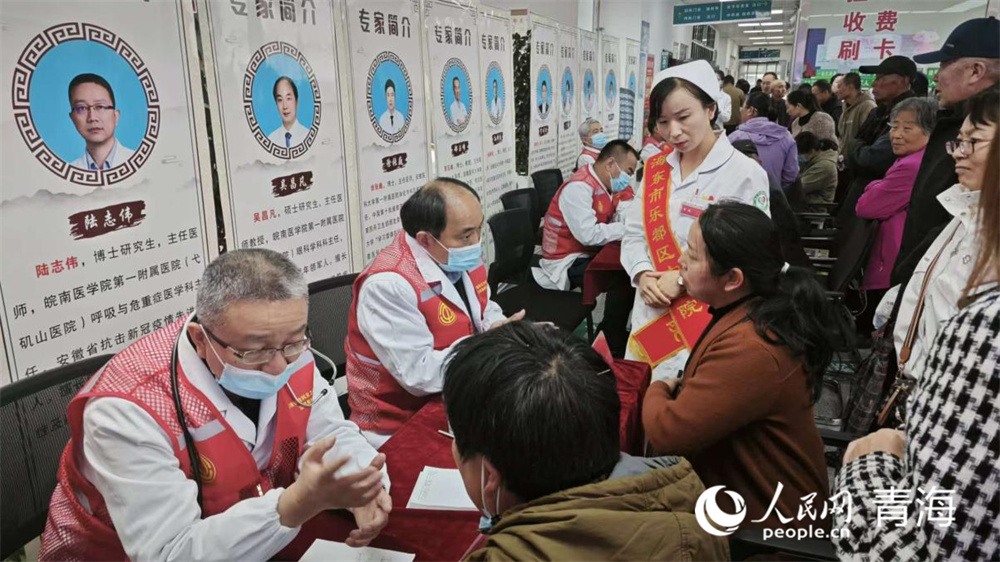 專家進(jìn)行義診。人民網(wǎng)記者 張莉萍攝