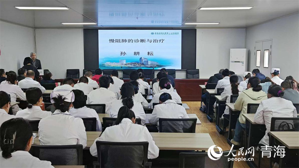 專業(yè)授課指導(dǎo)。人民網(wǎng)記者 張莉萍攝