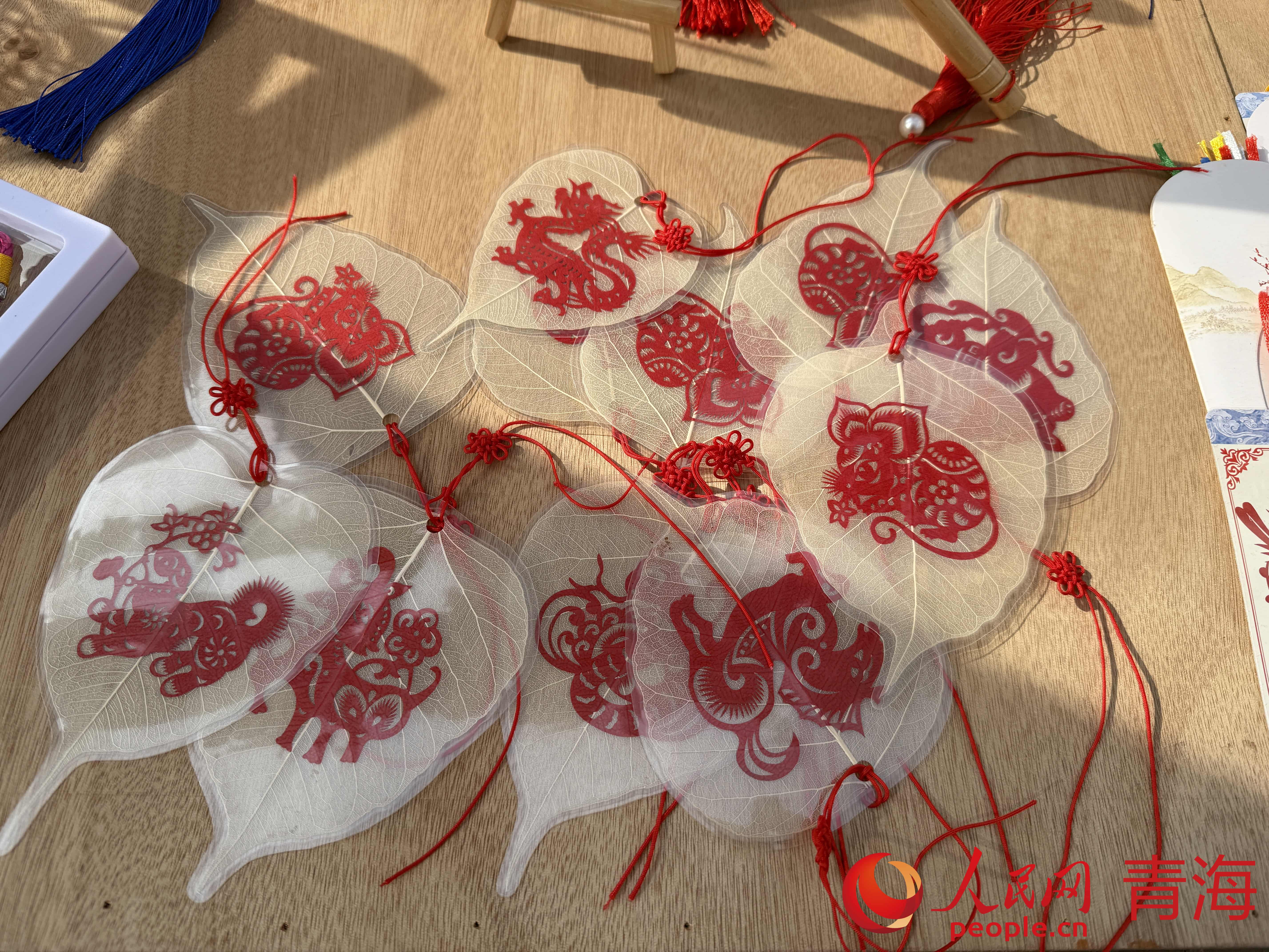 活動現(xiàn)場展示的文創(chuàng)。人民網(wǎng) 況玉攝