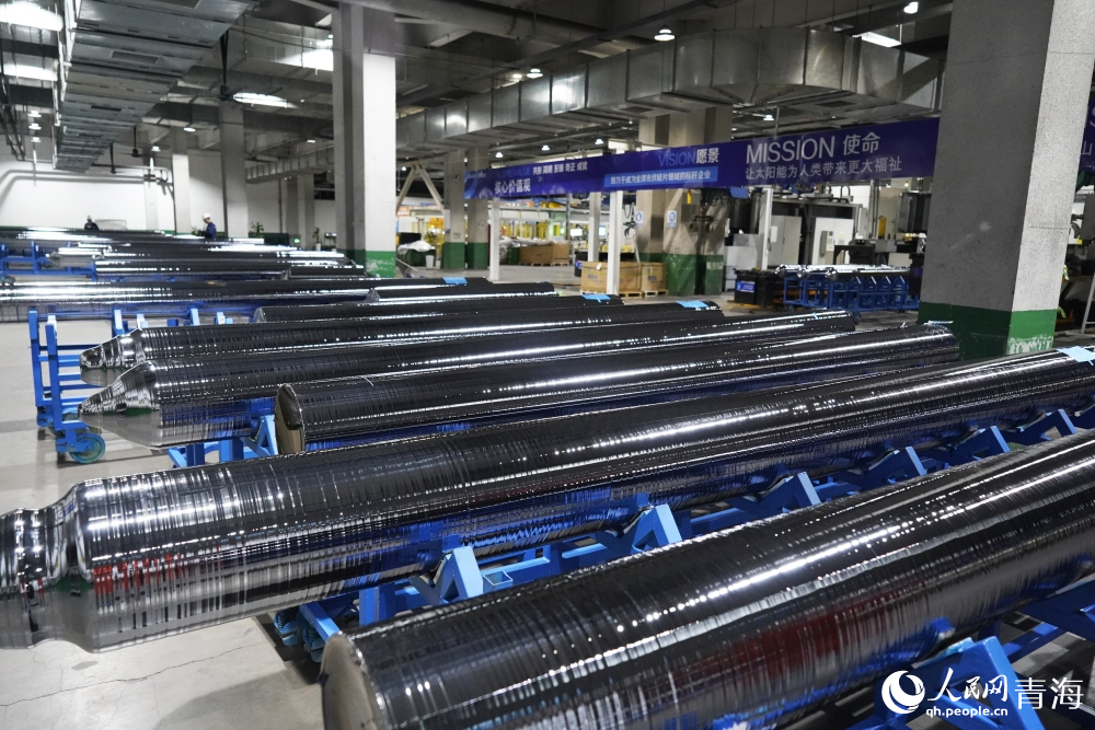 單晶硅車間拉出的毛棒。人民網 陳明菊攝