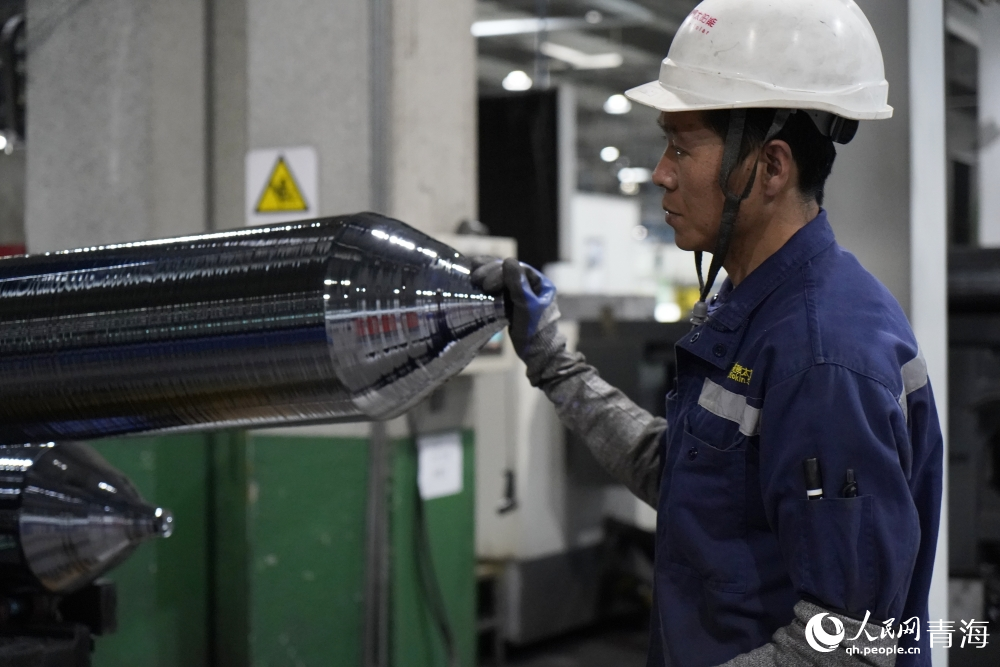 工人正在檢查單晶車(chē)間拉出的毛棒。人民網(wǎng) 陳明菊攝