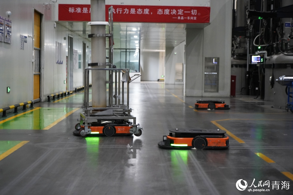 單晶硅車間自動化儀器。人民網(wǎng) 陳明菊攝