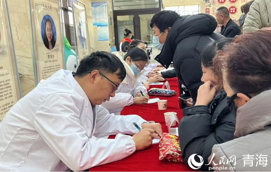 專家為市民義診。實習生 劉佳昕攝。