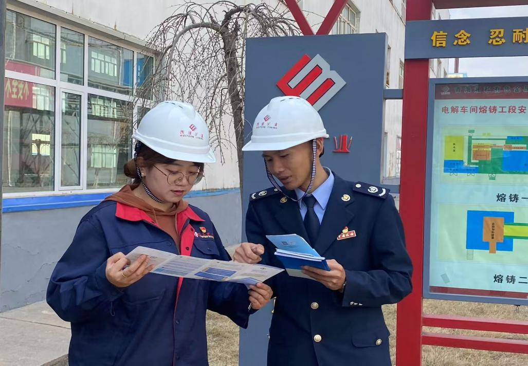 稅務(wù)干部對青海湘和有色金屬有限責(zé)任公司員工進(jìn)行稅收政策講解。申智威攝