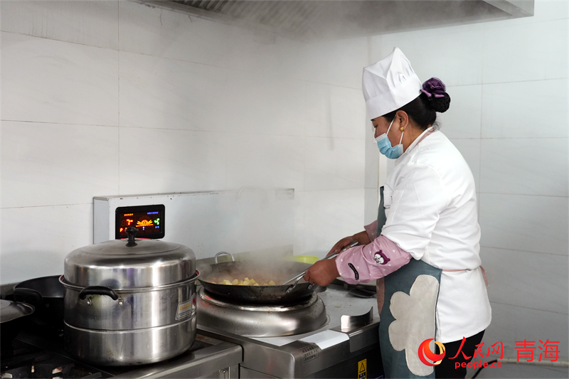 工作人員準(zhǔn)備午餐。人民網(wǎng) 況玉攝