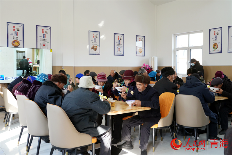 老人們?cè)谛腋Ｊ程镁筒?。人民網(wǎng) 況玉攝