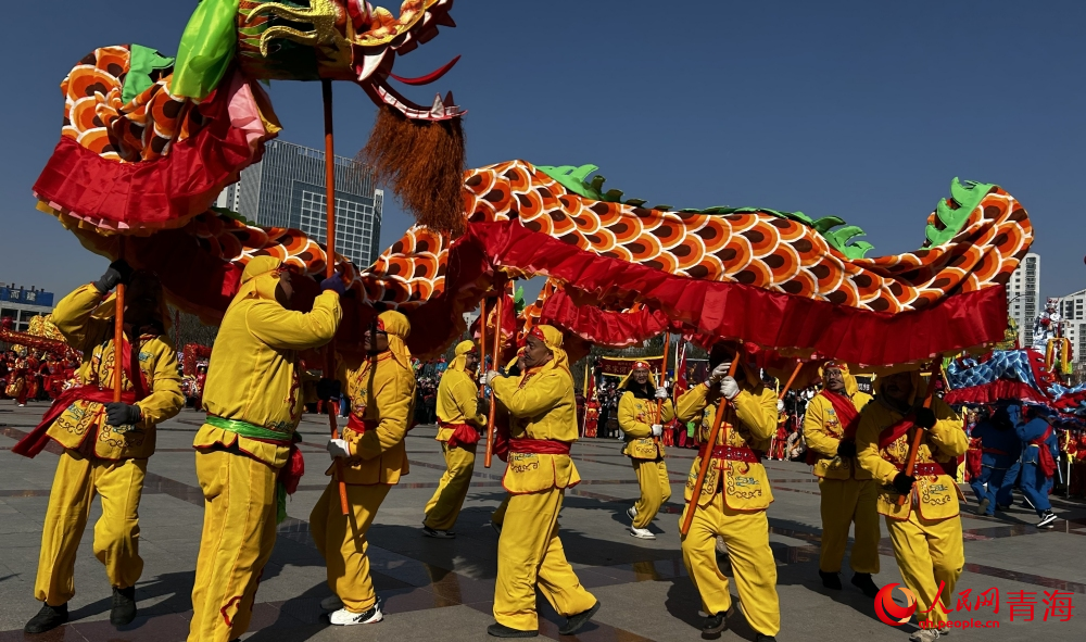 舞龍。人民網(wǎng) 陳明菊攝