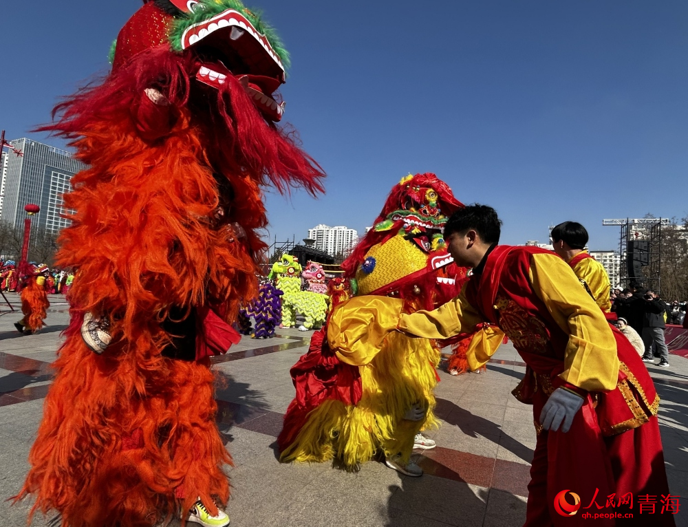舞獅。人民網(wǎng) 陳明菊攝