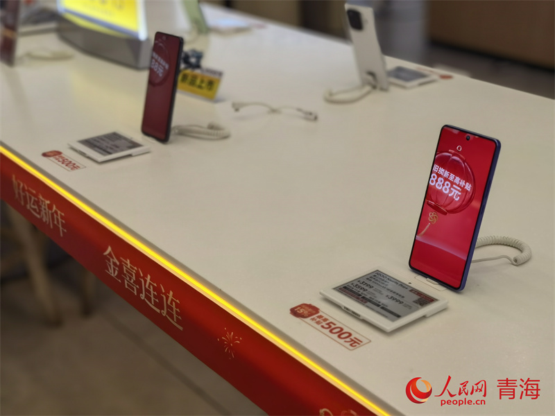 手機專賣店內(nèi)，以舊換新專柜。人民網(wǎng) 馬可欣攝