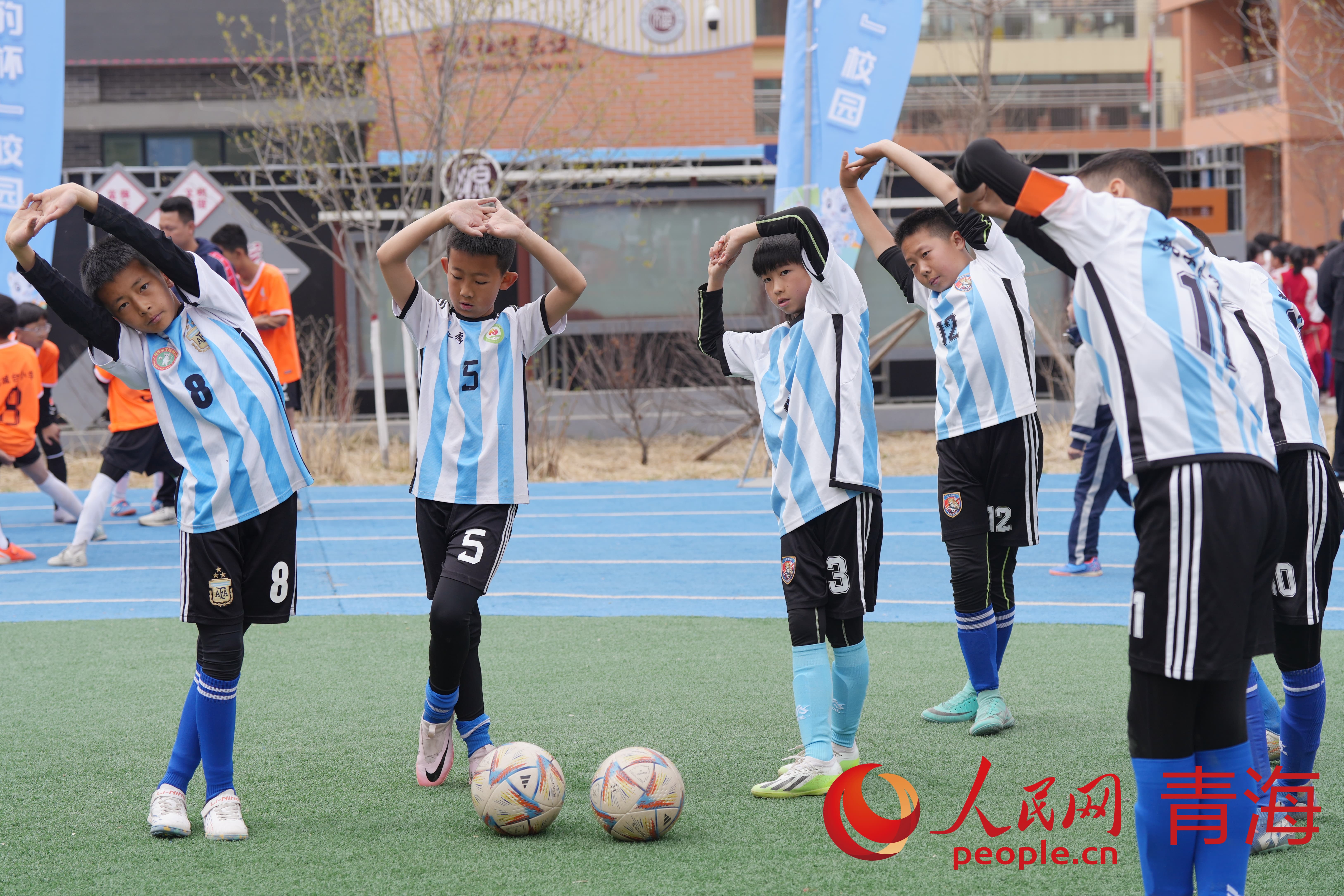 賽前熱身。人民網(wǎng) 況玉攝