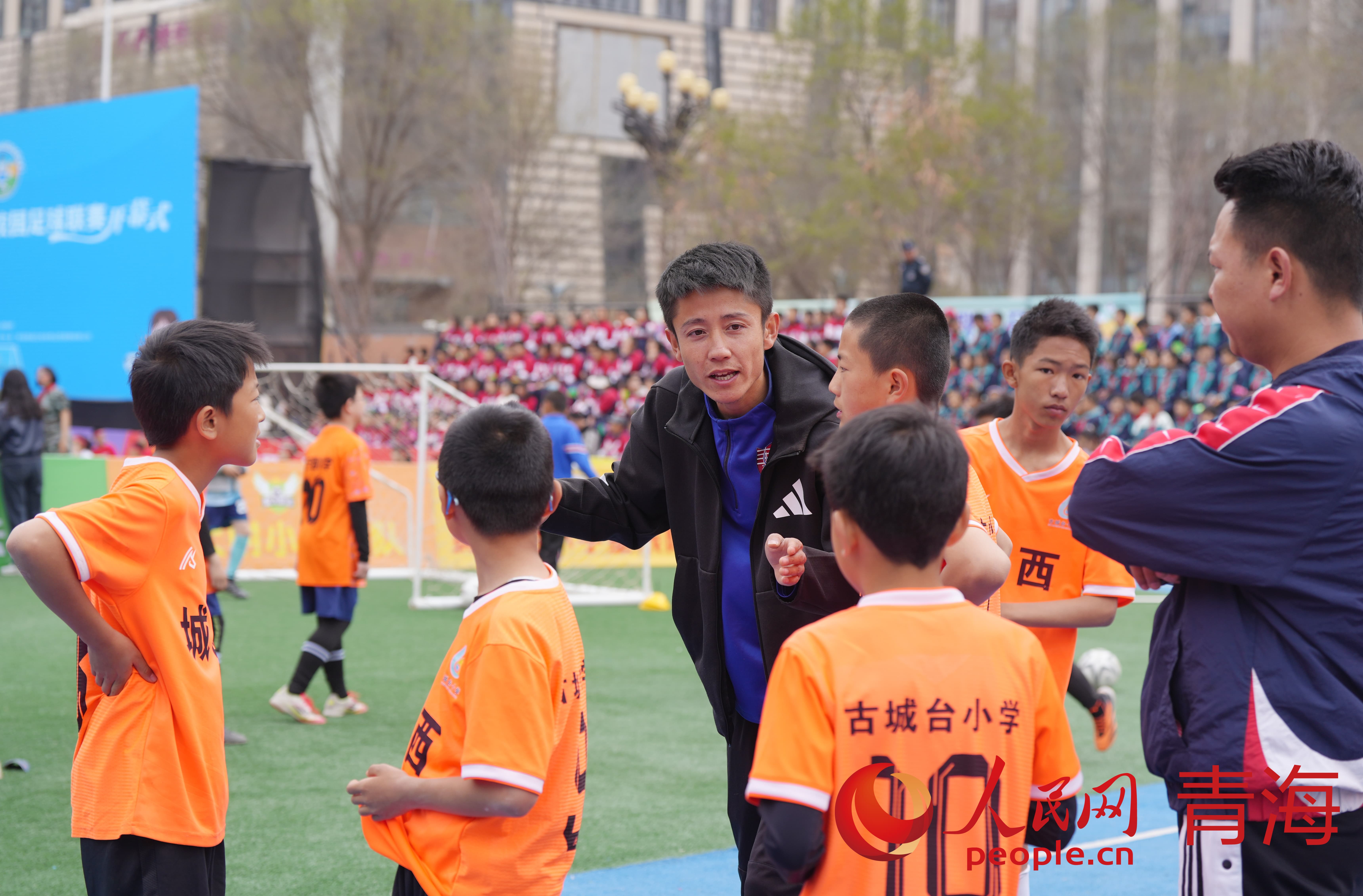 討論戰(zhàn)術(shù)。人民網(wǎng) 況玉攝