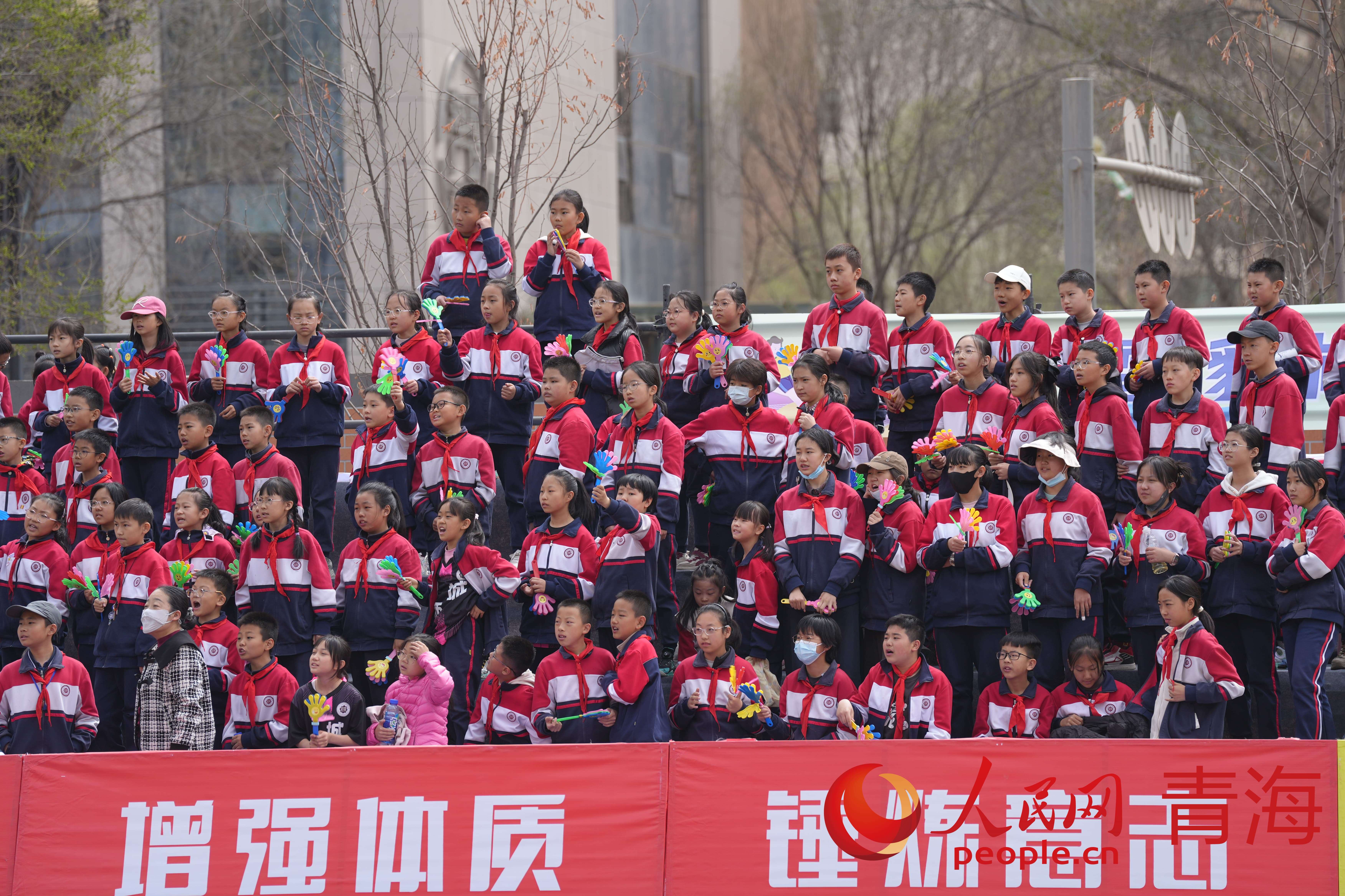 觀眾吶喊助威。人民網(wǎng) 況玉攝