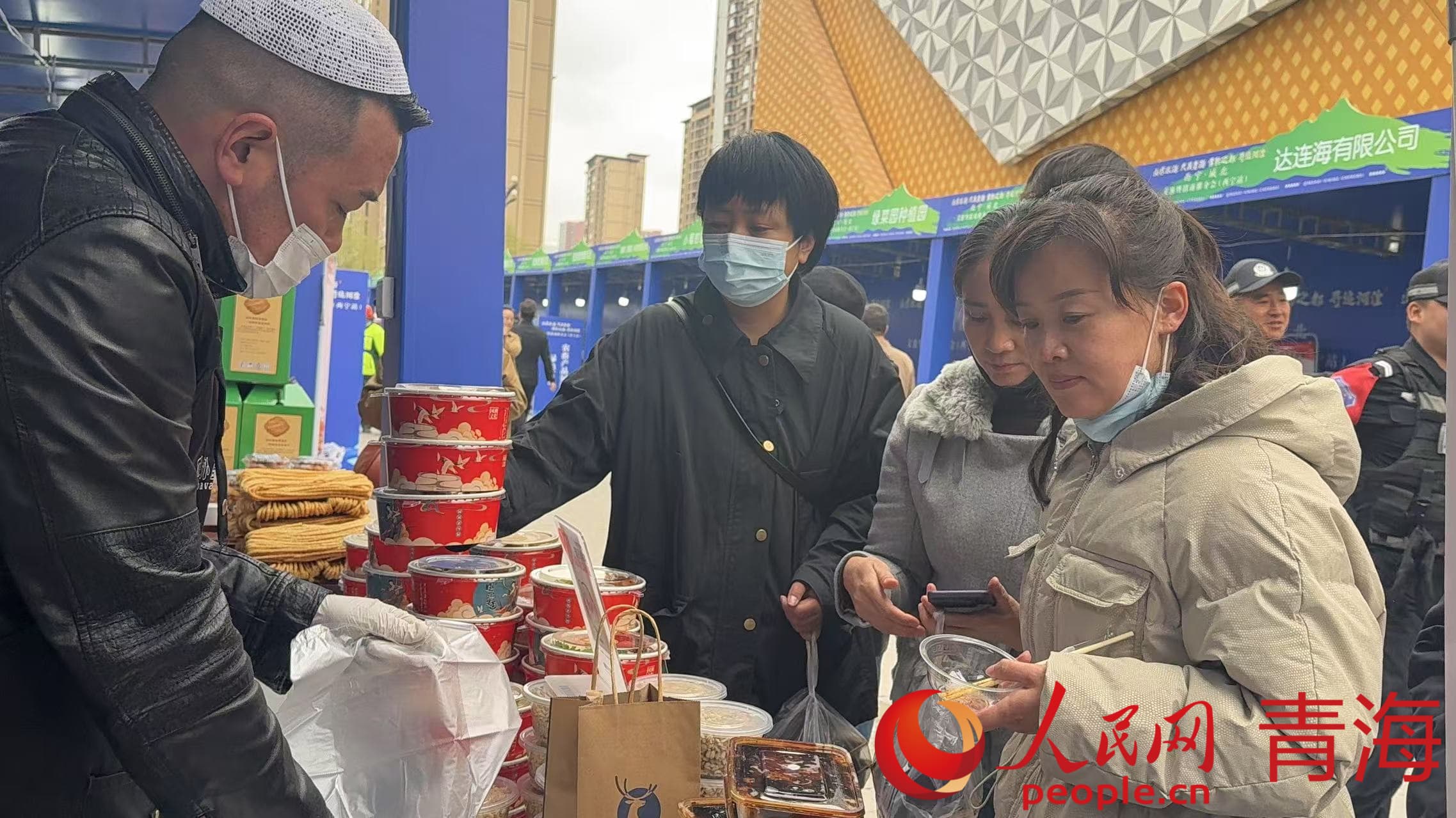 市民選購商品。人民網(wǎng) 況玉攝