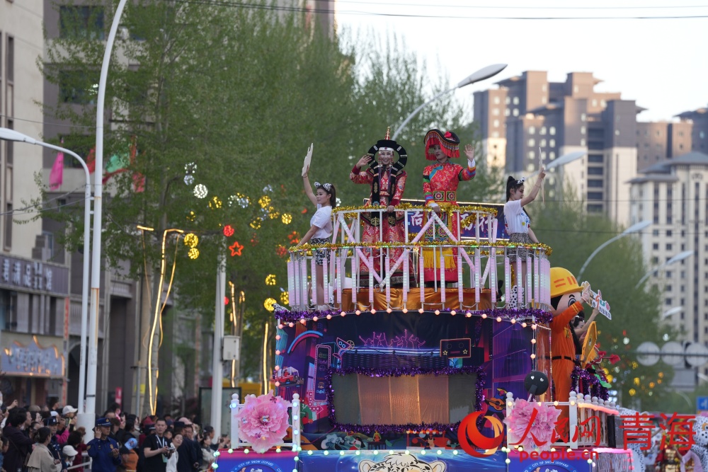 花車巡游。人民網(wǎng) 況玉攝