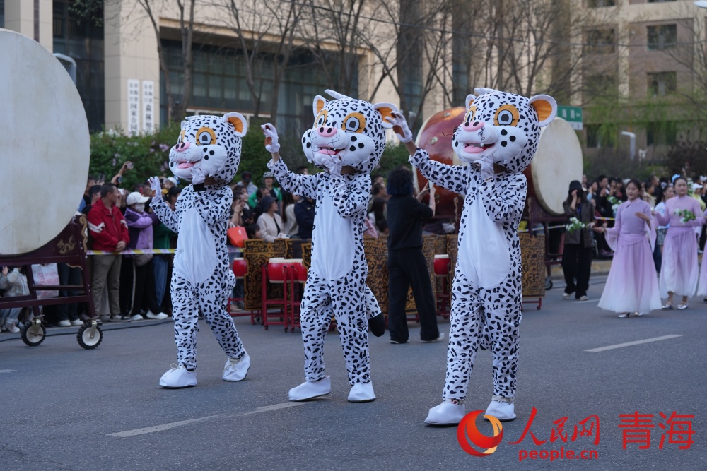 雪豹人偶。人民網(wǎng) 況玉攝