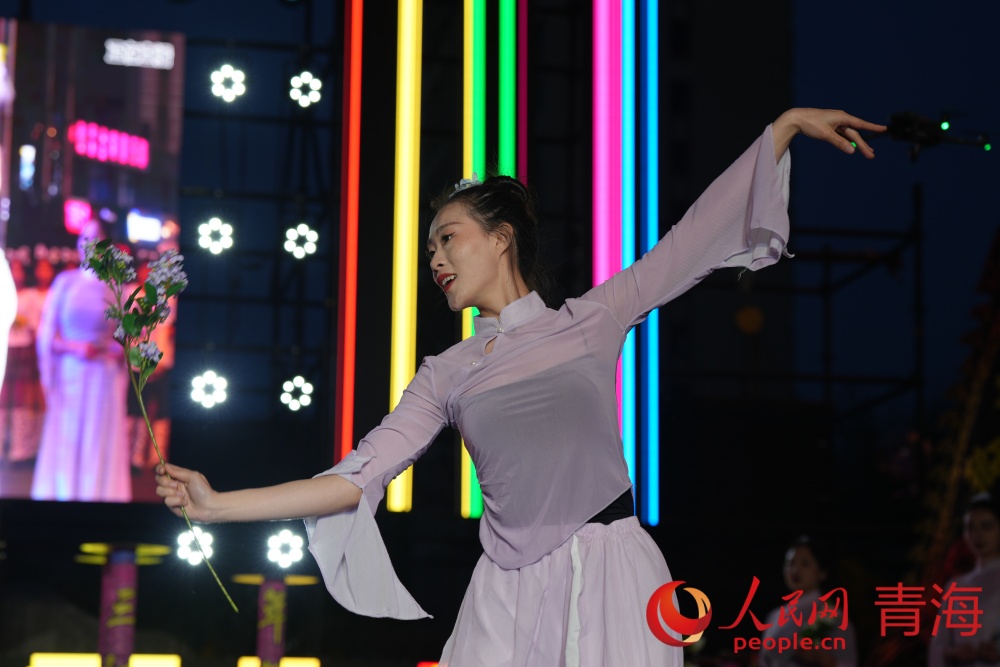 歌舞表演。人民網(wǎng) 況玉攝