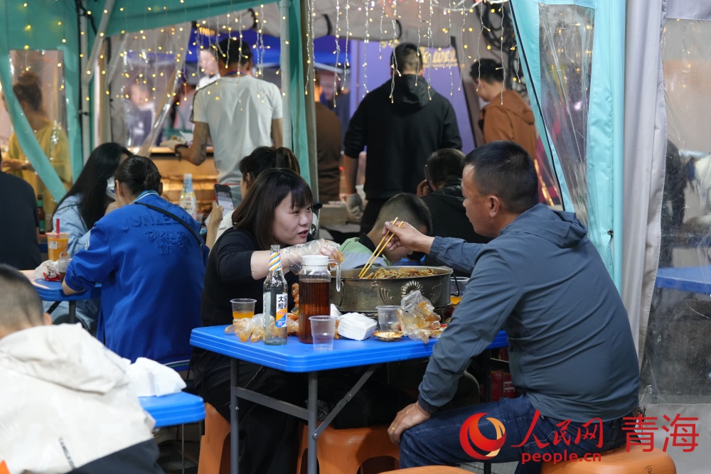 餐飲攤位深受市民喜愛。人民網(wǎng) 況玉攝