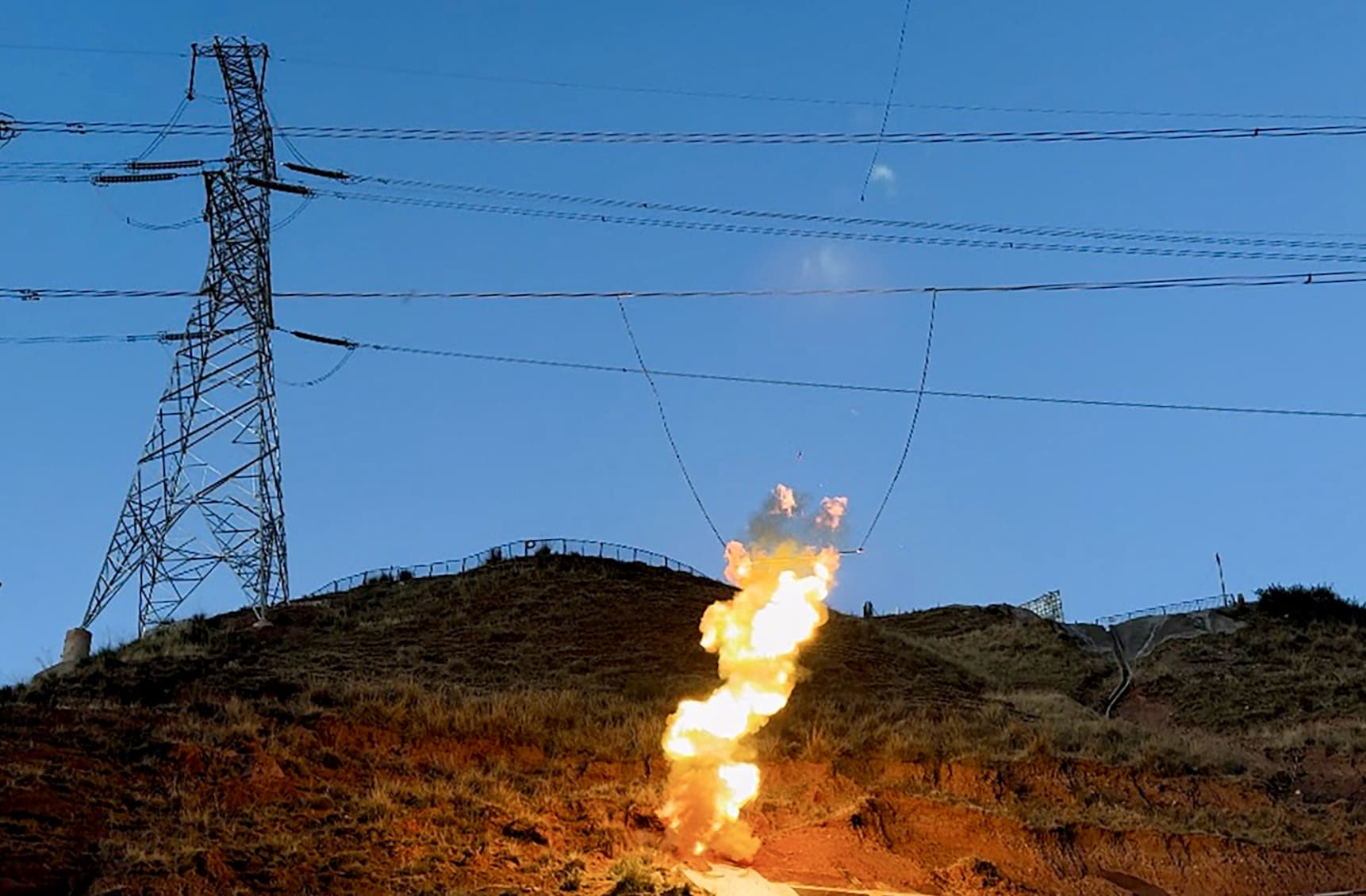 330千伏瑪爾擋水電站2號(hào)機(jī)組壓水調(diào)相人工短路擾動(dòng)試驗(yàn)現(xiàn)場(chǎng)。衛(wèi)潔攝